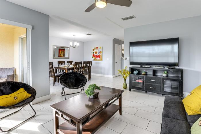 5 Mi to WDW! Spacious Resort Escape with Pool Access