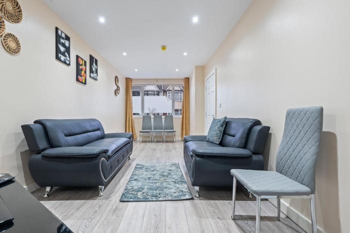 4BR East London Home Near ExCeL and LCY Arpt