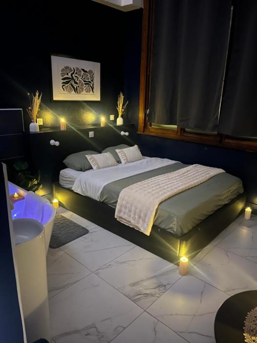 Blue love Room lit King & Baignoire