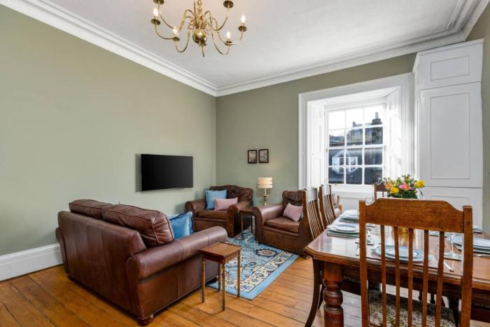 Elegant 3 Bed Apartment in Stirling Near Free Parking and Hill Views