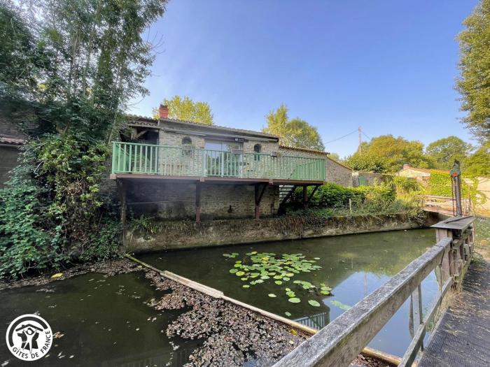 Ancien Moulin avec Terrasse et Cheminée, Saint-Vincent-Sterlanges - FR-1-426-608