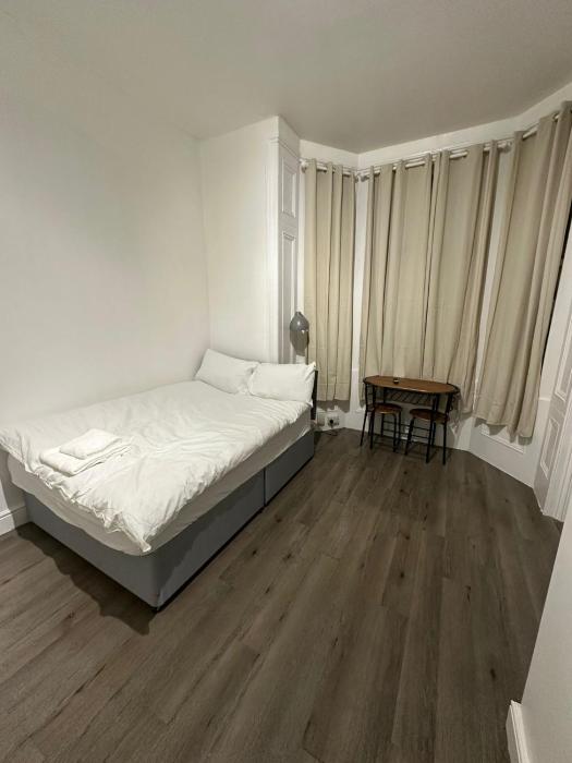 Spacious Flat White City