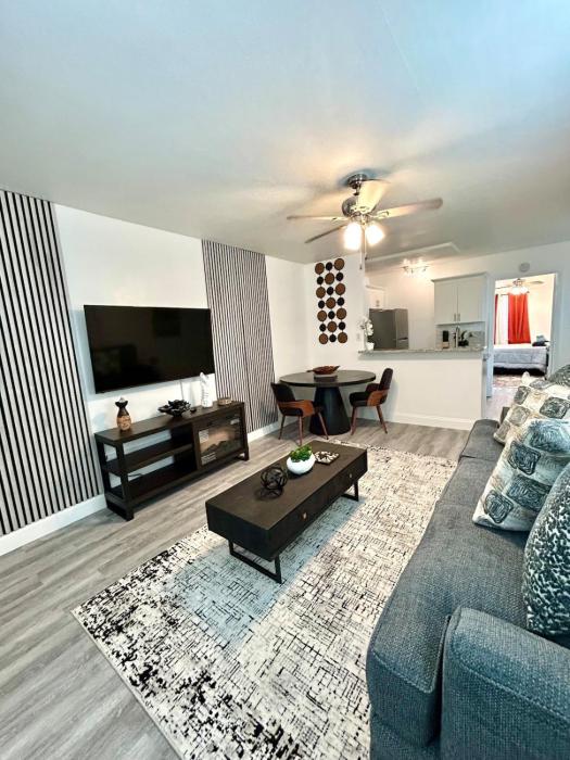 Main Strip 1 Bedroom Walk to Beach Restaurants