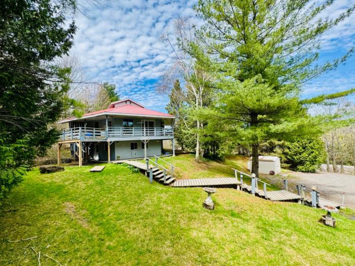 Spacious 3 Plus 1 Bedroom 2 Bath Cottage Retreat with Fire Pit and Pool Table