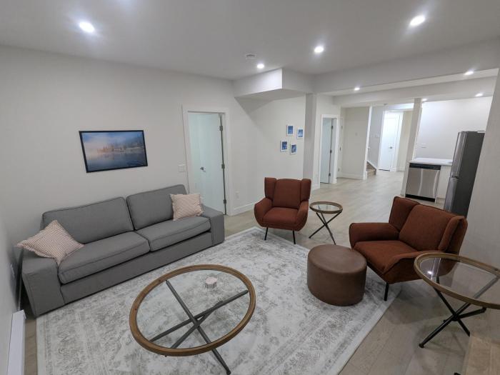 Greystone Retreat - Walk to River & Downtown