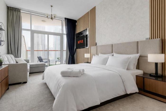 Luxury Burj Khalifa and Lake view