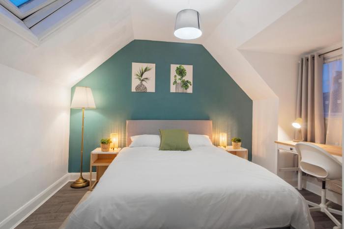 Stylish Apartment close to Westfield and Tube Station