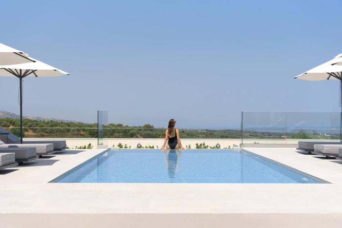 Caelum Villa with Heated Pool, By Hellocrete