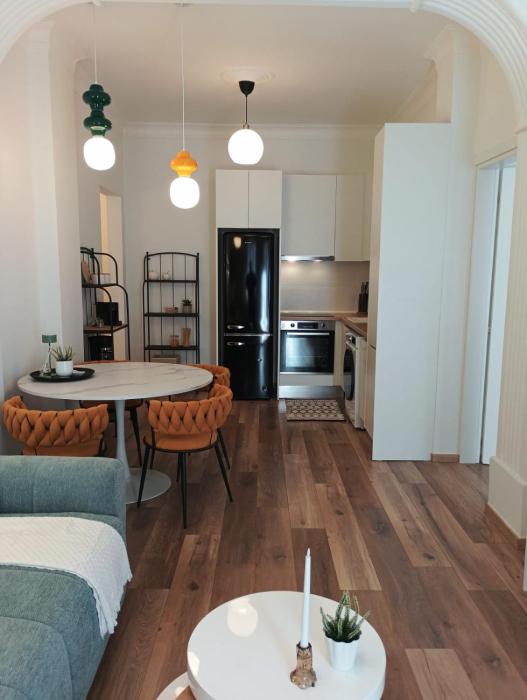 F & B Collection - Flat for 6