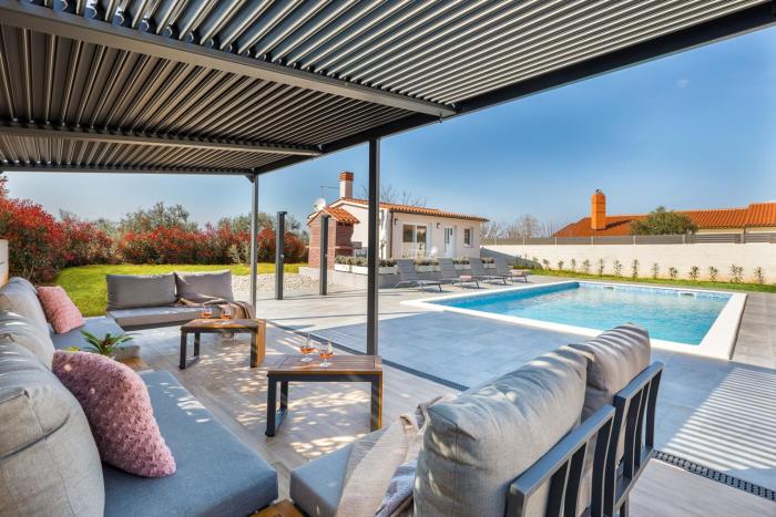 Villa B 2 with pool and playground