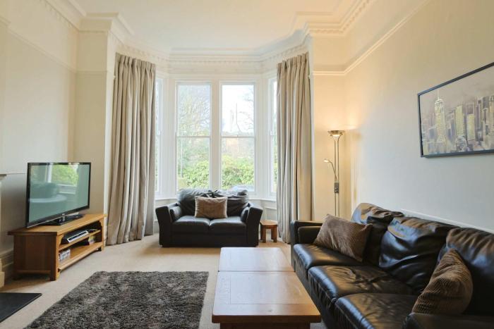Three bedroom Flat in Eaton Crescent
