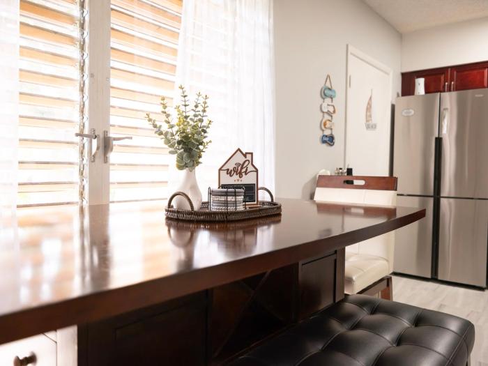 Island Getaway 2BDR 1BTHR Only Minutes from the Beach and Local Eats!