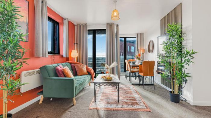 Sunset Suite - Balcony Views- Sleeps 8- Central- Free Parking