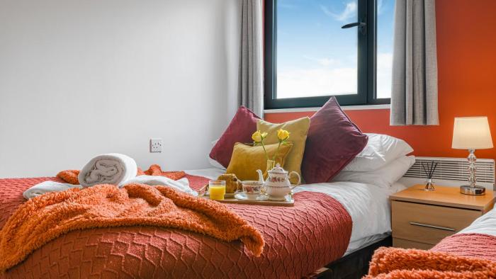 Sunset Suite - Balcony with City Views - Sleeps 8 - Free WiFi and Parking