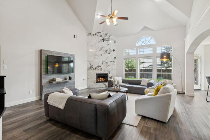 Modern 6BR Luxury Villa - Theater, Games, Peloton & EV