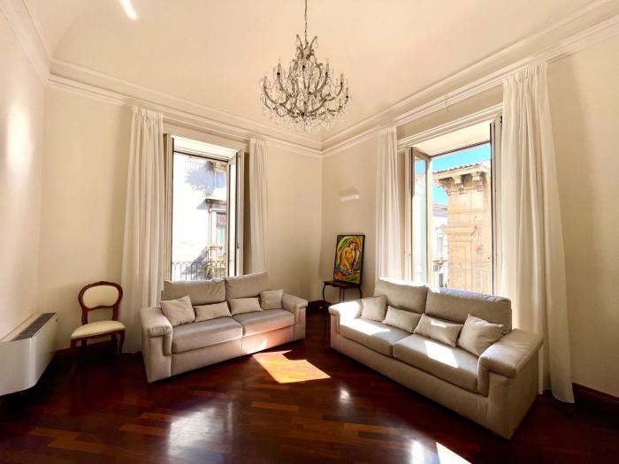 Antica Dimora Ferrari 270sqm next to Piazza Duomo