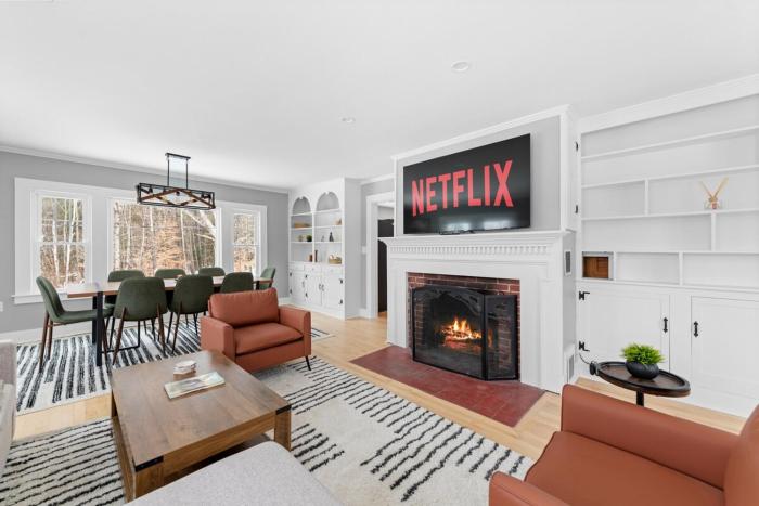 NEW l Modern Comfort wHOT TUB l NH Lakes Region