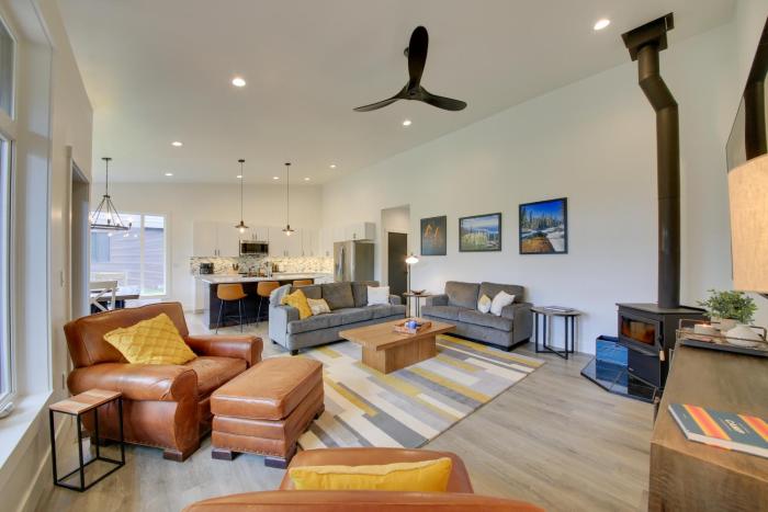 Elegant Priest Lake Townhome about 1 Mi From Lake