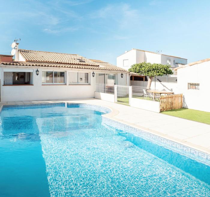 Charmante villa familiale, avec piscine privée, idéale pour une journée à la plage et proche des grands buffets