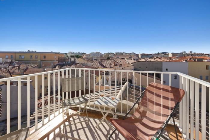 The Picasso - City centre - Duplex - Rooftop - AC - Stairs