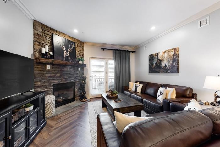 Luxury Condo Sleeps 6 Near Downtown Jetted Tub