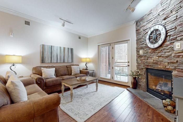 Luxe Condo W Balcony Sleeps 6 Fireplace Hot Tub