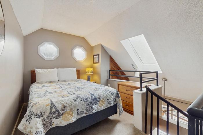 Lovely Studio Sleeps 6 Mtn Views Deck Fireplace