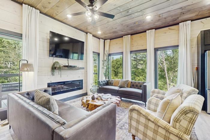 Spacious Family Friendly Cabin Pool Games Theater