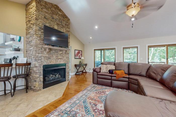 Lovely Lakefront Home Sleeps 6 Firepit Dock Grill