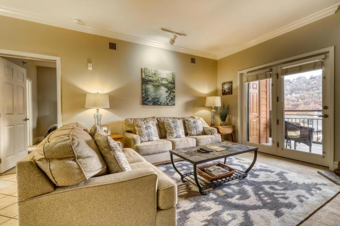 Luxury Condo Near Downtown Sleep 6 Jetted Tub Gym