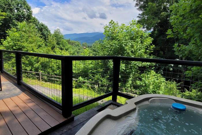 Spacious Cabin Sleep 10 Hot Tub Shared Pool Games