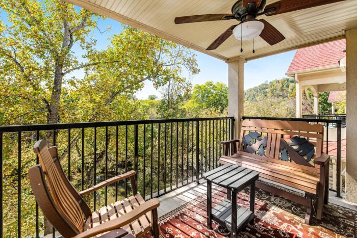 Dreamy Condo Near Downtown Sleeps 6 Creek Views