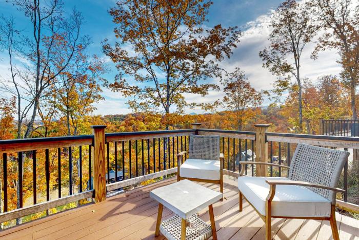 New Cabin Overlooking Douglas Lake Hot Tub