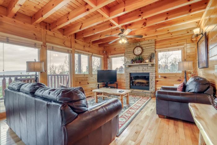 2 Story Homey Cabin Sleeps 6 Hot Tub Shared Pool