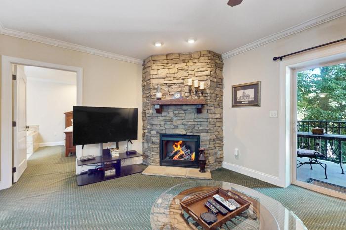 Central Condo Sleep 6 Balcony Shared Pool Hot Tub