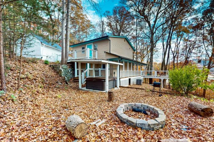 Lake Cabin Sleeps 6 Pet Welcome Hot Tub Fire pit