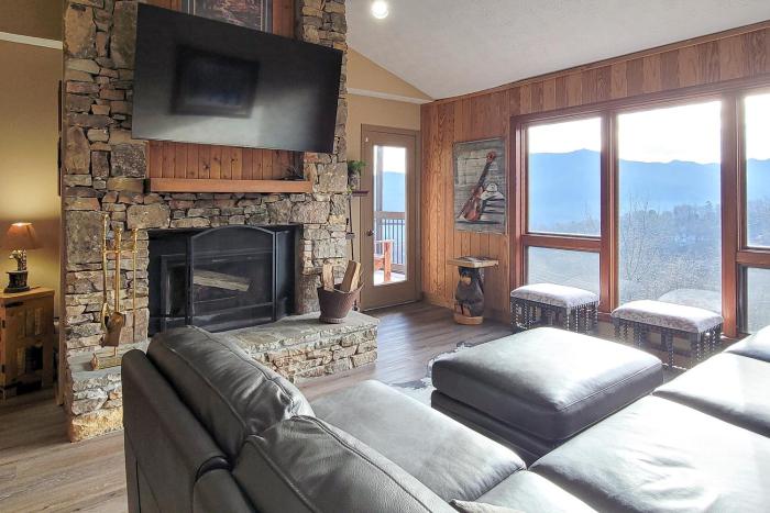 Mtn and Ntn Park View Condo Sleeps 8 Pool Fireplace