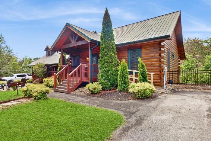 Charming Smokies Cabin Sleeps 12 Hot Tu Rec Room