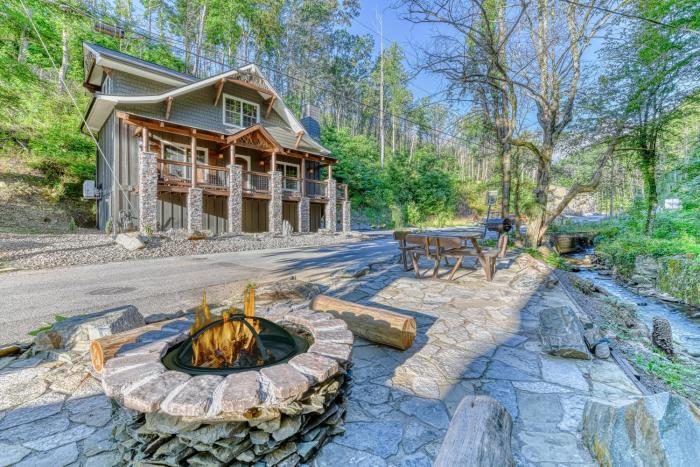 Downtown CreekSide Chalet Sleeps 6 Hot Tub Games