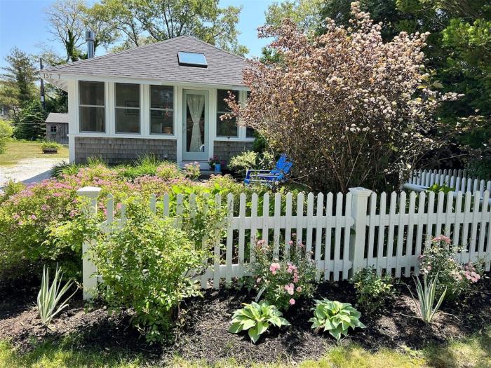 Cozy Cottage Overlooking Rock Harbor Creek