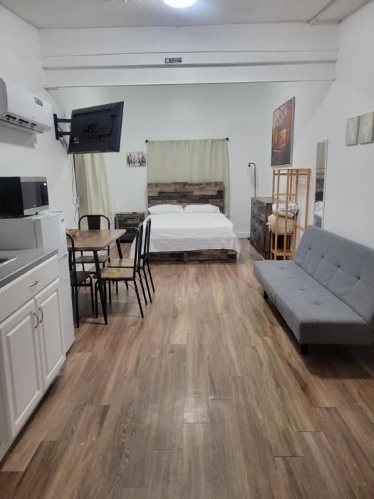 Charming Private Studio,Full Amenities, Great Location