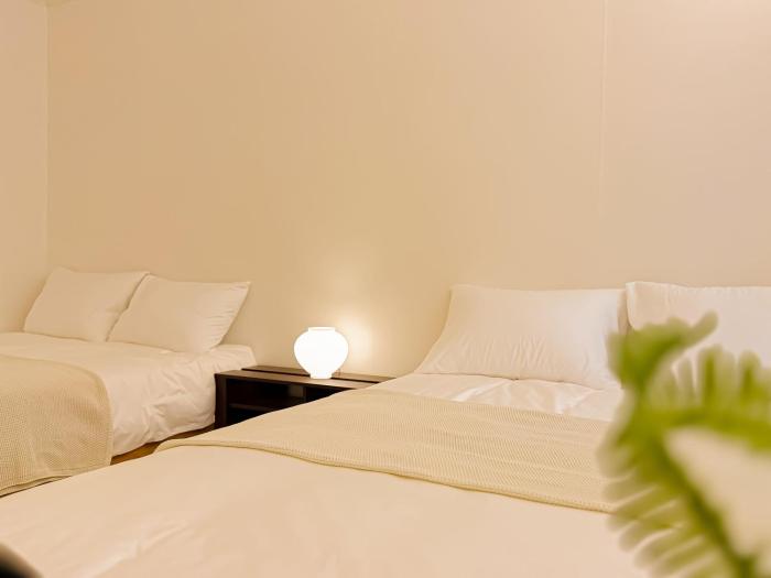 5 min to station, Direct Bus Access, 3BR, 4Beds, 2Beths, Entire 1st Floor House with Private Yard, Free Luggage Storage