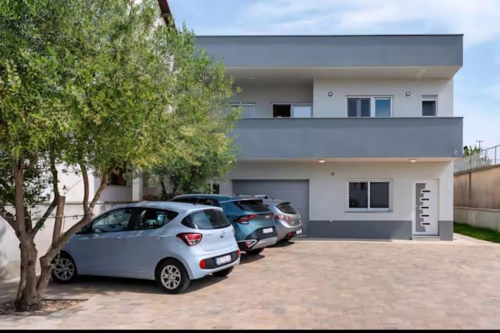 Apartments with parking space Zadar - 25204