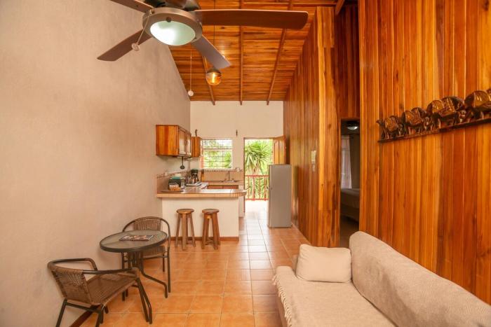 Cozy 2BR Home Near Lake Arenal, Walk to Town