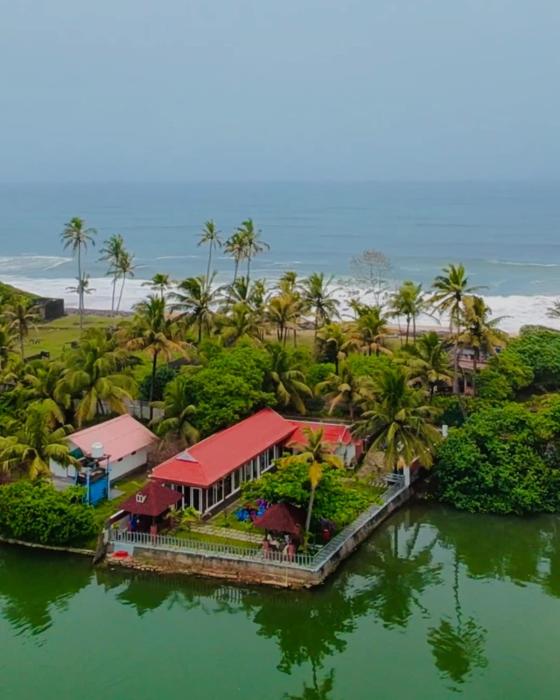 Villa Laguna - Luxury Lakeside Villa near Varkala