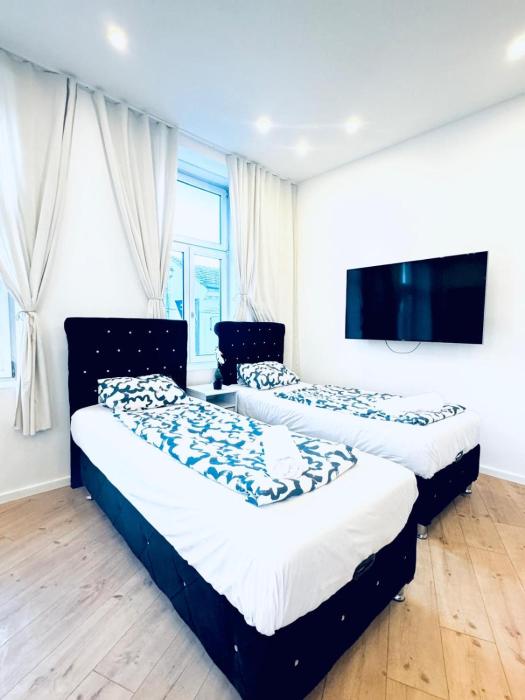 Private Rooms in Stylish 3-Bedroom Apartment Near Kaufpark Alterlaa