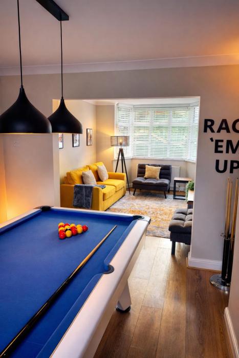 Parkfield House - Stylish Spacious Home with Games Room