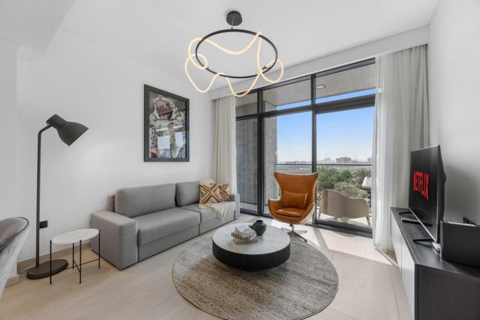 Premium Stay | Balcony l Rooftop Pool & Sofa Bed
