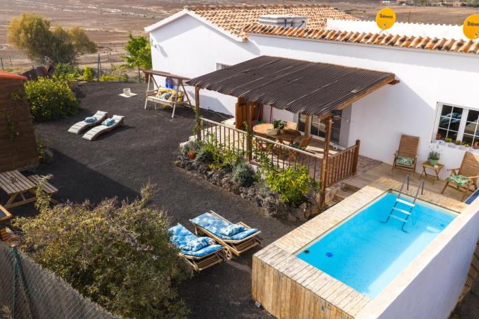 Casa Amaya - Spacious House with Pool, Large Garden, BBQ, 2 Terraces, and Ideal Location