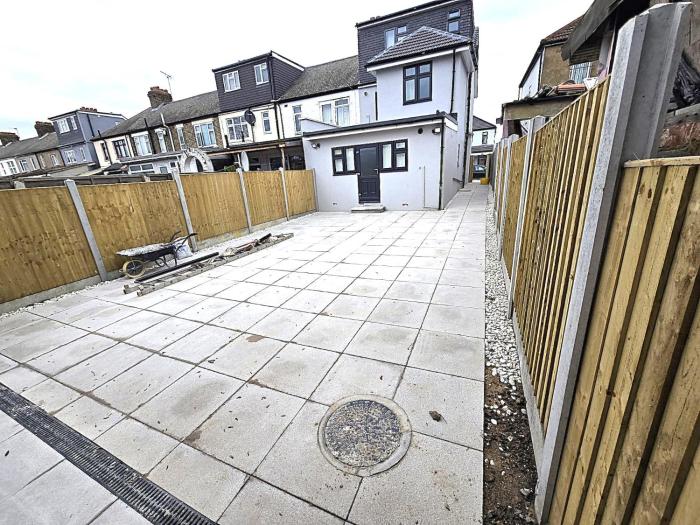 Spacious 7-Bedroom Home in Barking, Perfect for Groups & Families